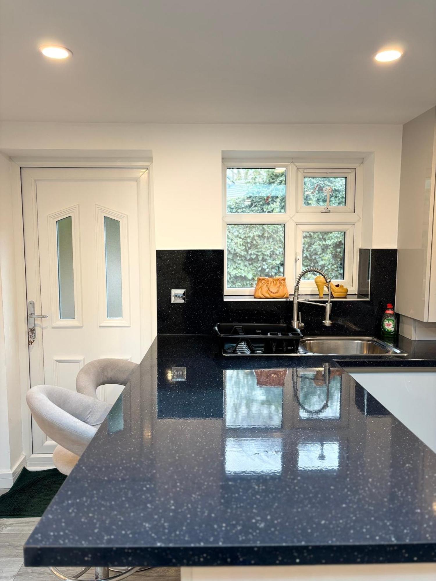 Newly Build 2Br Property With Free Parking High Wycombe Exterior photo